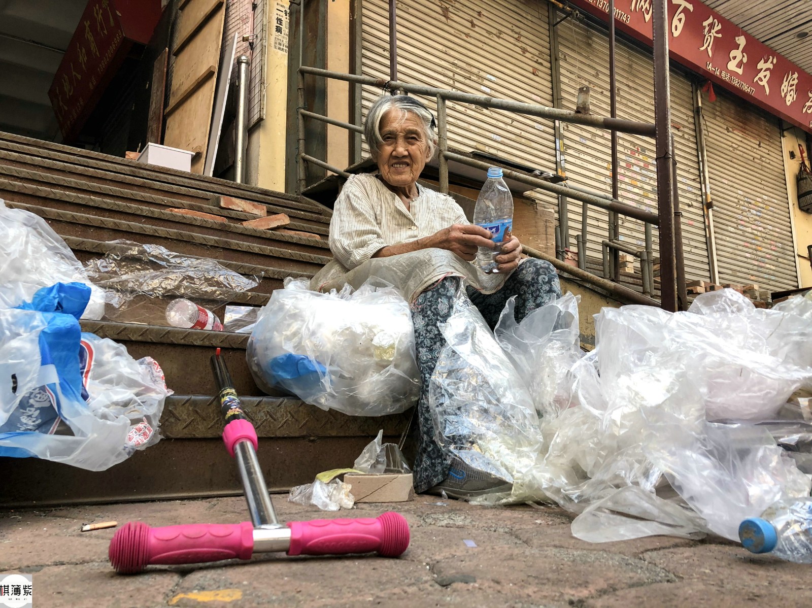 87岁奶奶捡破烂2天挣8元,租房养活自己,心酸泪目!
