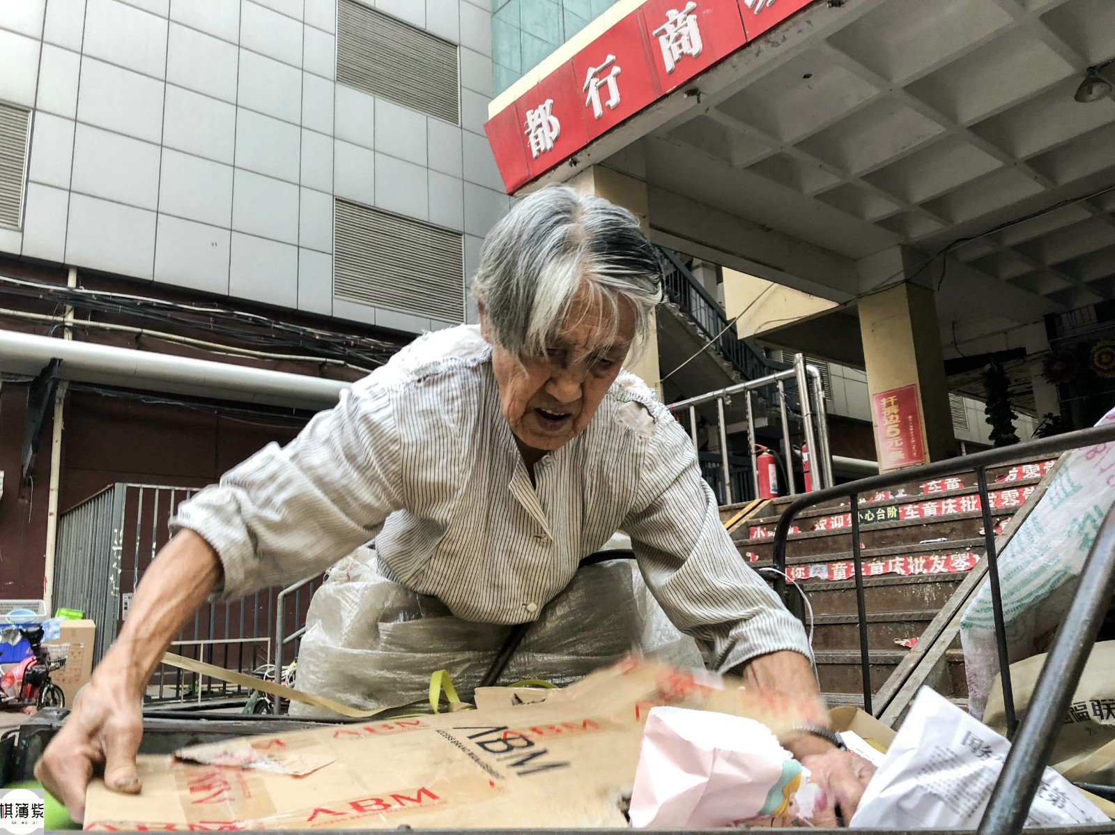 87岁奶奶捡破烂2天挣8元,租房养活自己,心酸泪目!