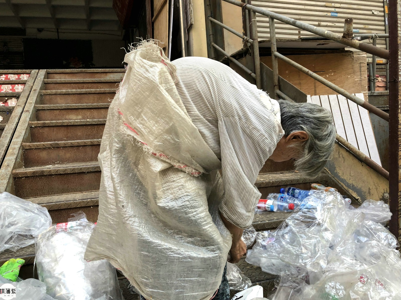 87岁奶奶捡破烂2天挣8元,租房养活自己,心酸泪目!