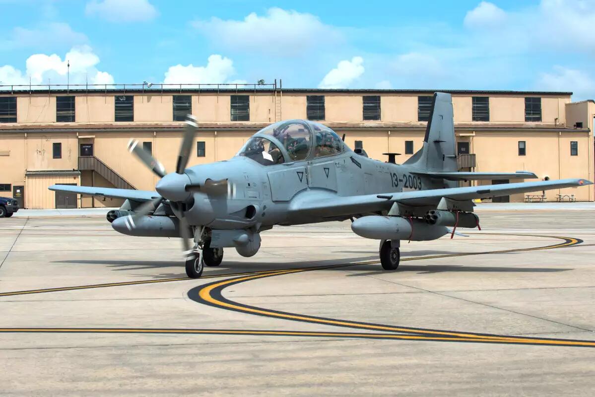 反暴乱神器:阿富汗空军用螺旋桨飞机轰炸塔利班