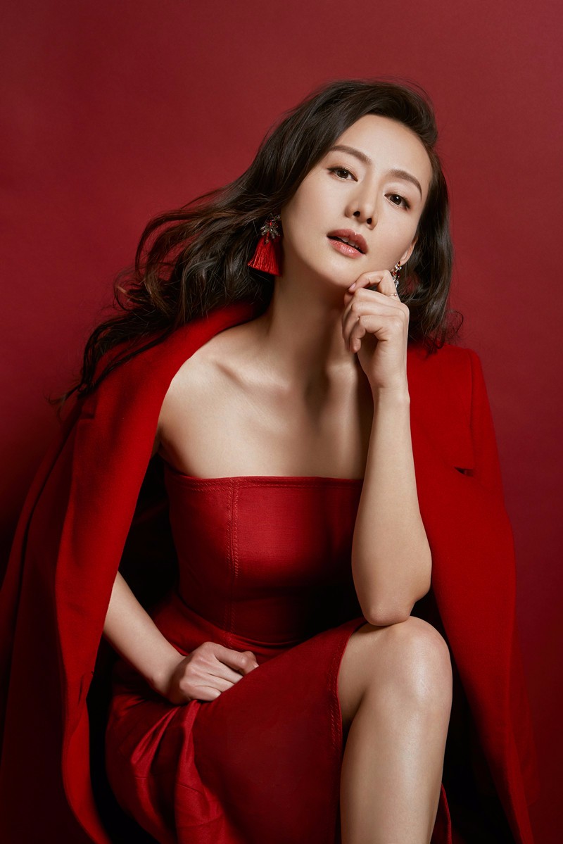 王靖云化身红衣女郎展性感锁骨 风情万种尽显熟女风__财经头条