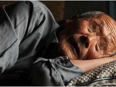 老人捡了块石头,都说价值40万,儿女们连夜赶回家,推开门愣住了