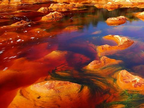 两条危险的河流,一条能煮熟动物,另一条是血红色,能溶解金属