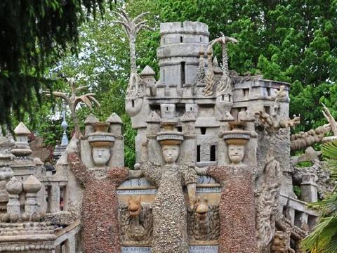 法国邮递员花33年,建筑一座石头城堡,竟登上了法国邮票
