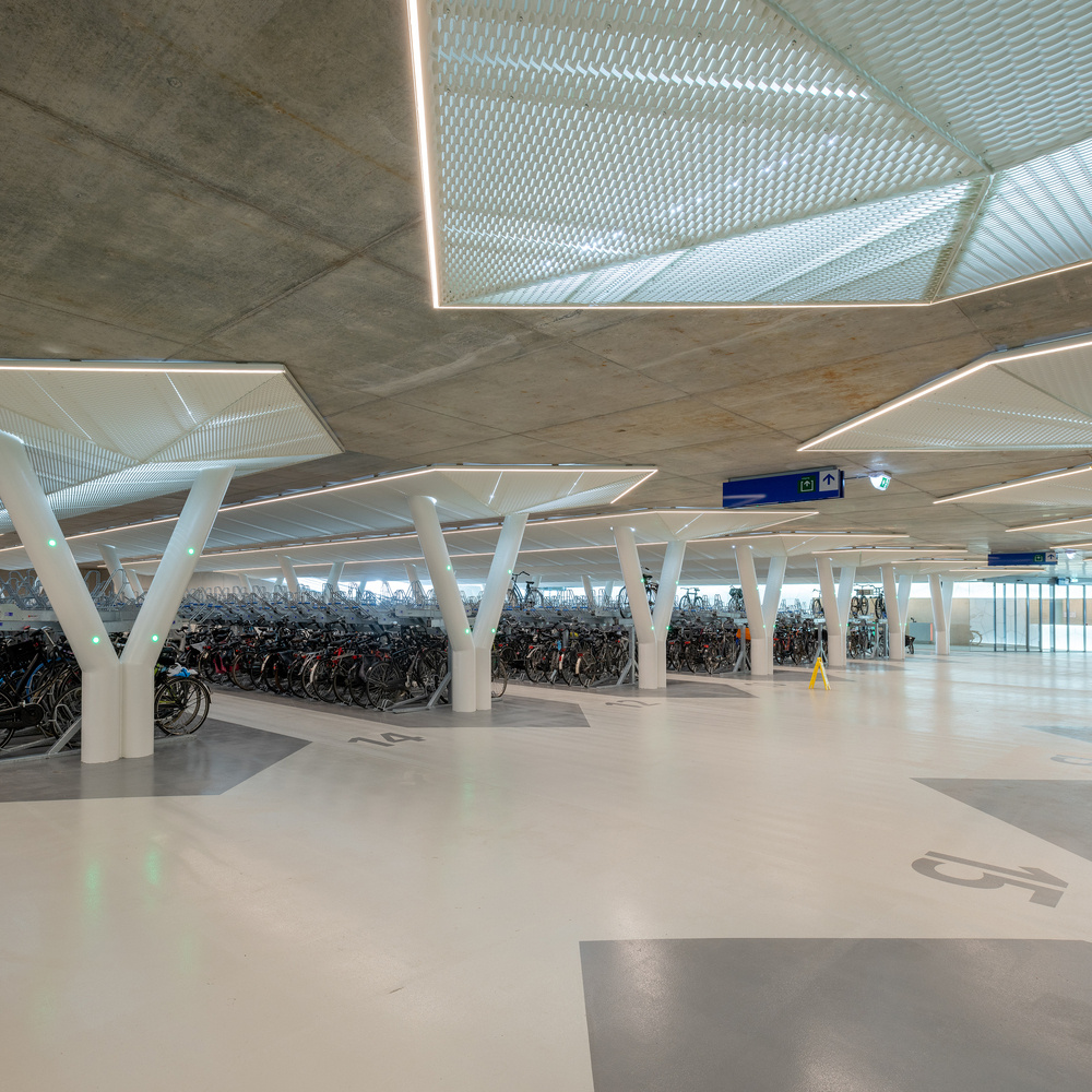 荷兰首都最大的地下自行车停车场/ wurck 位于amsterdam zuid火车站