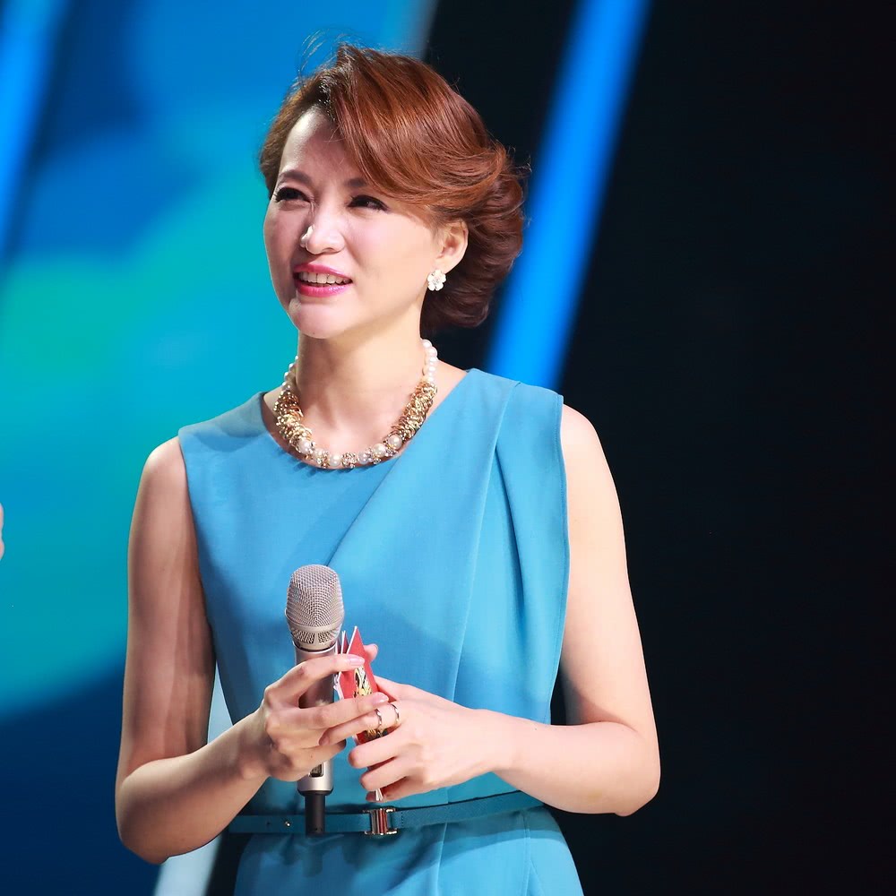 连续主持春晚13年为何今年缺席董卿首次回应自己也很意外