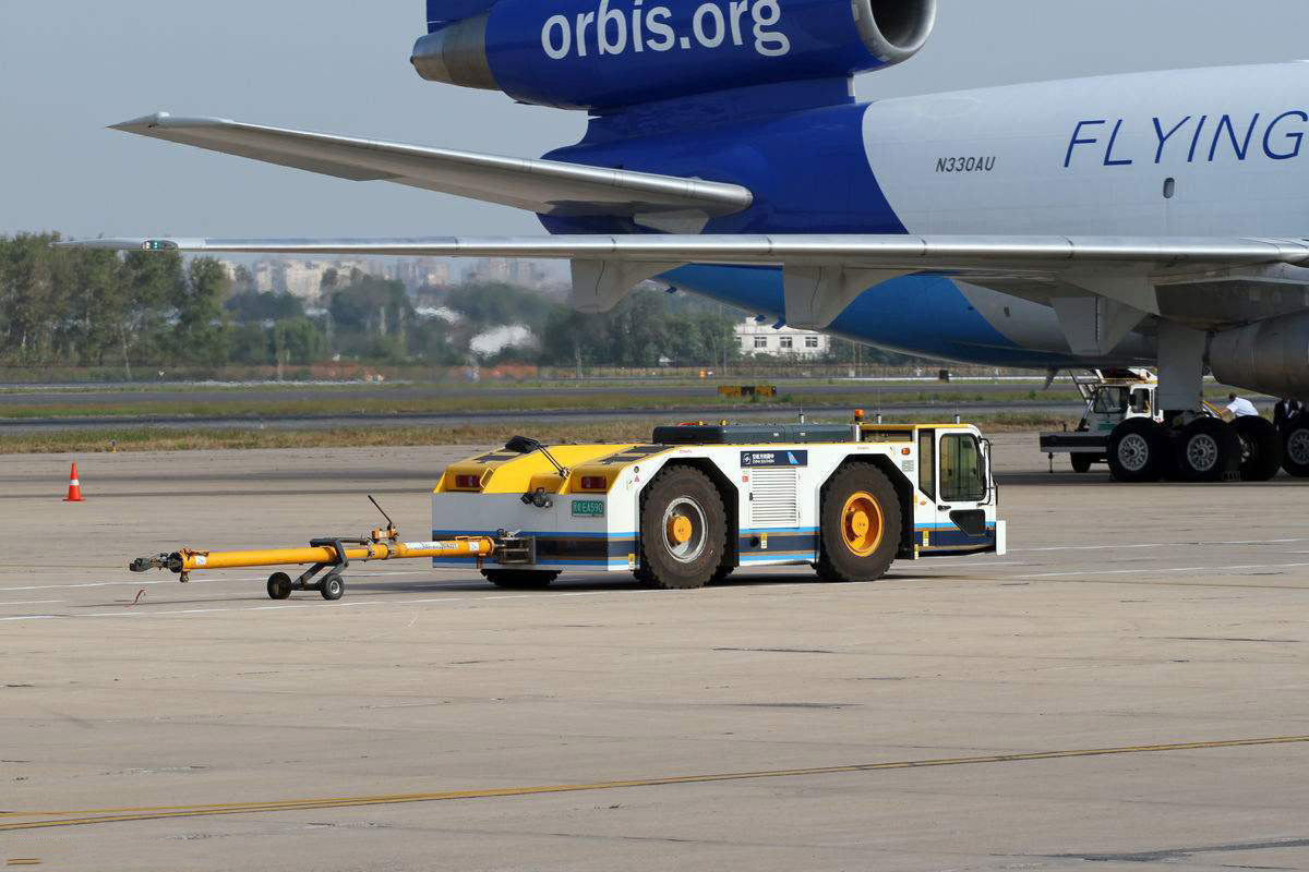 不起眼的飞机牵引车有多贵?百万级价格只是其中最便宜的