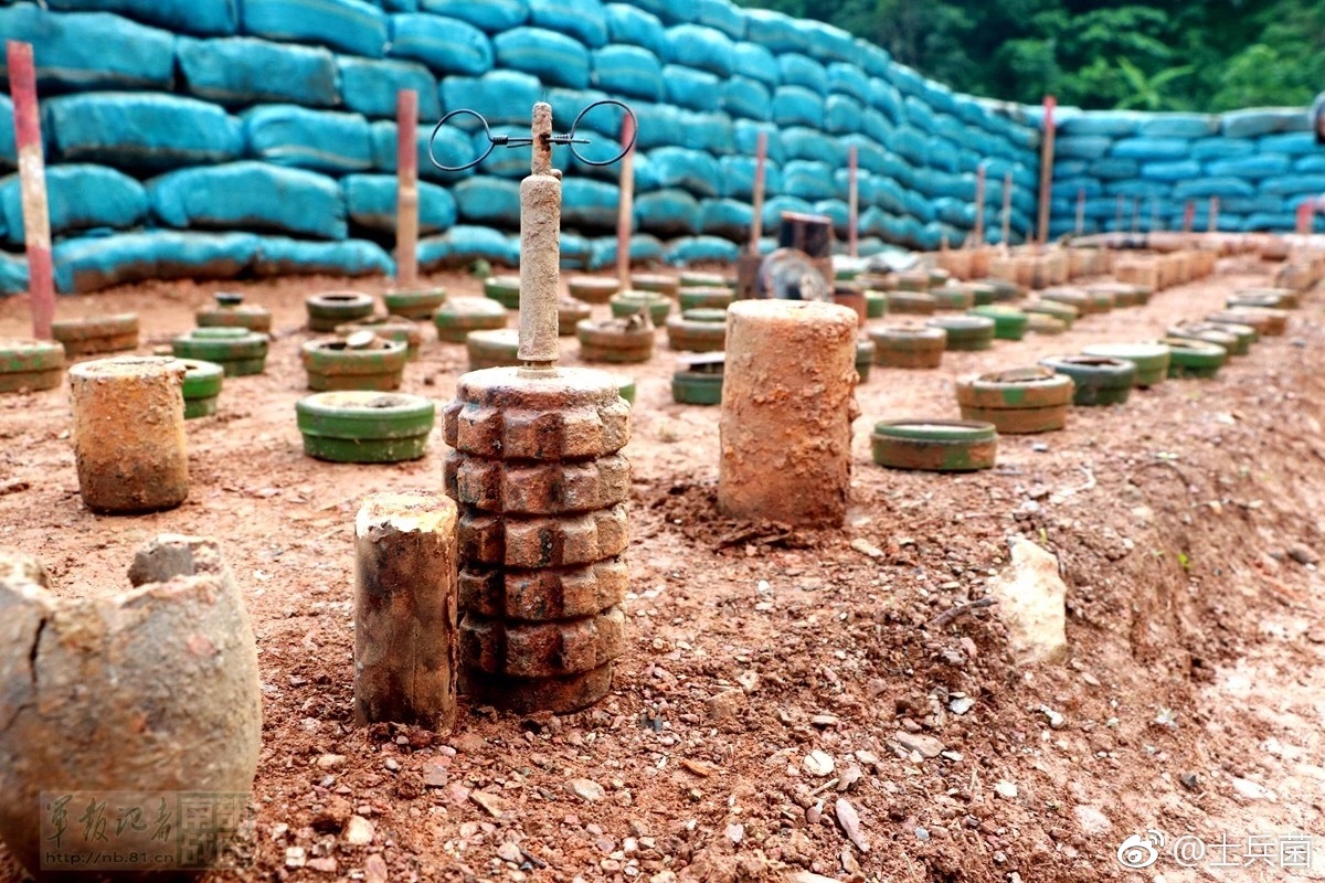 已排雷场移交现场炮弹地雷密密麻麻