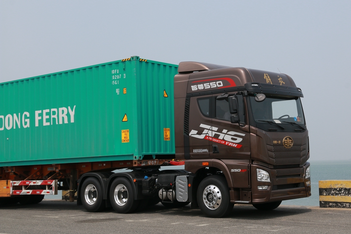 试驾550马力解放jh6牵引车这是我开过的最舒适的一款国产卡车