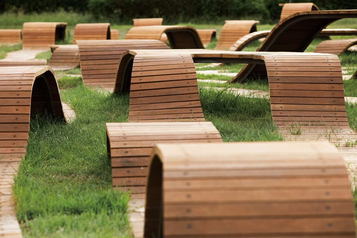 在韩国首尔的汉江公园出了一组创意公园椅设计,称做root bench