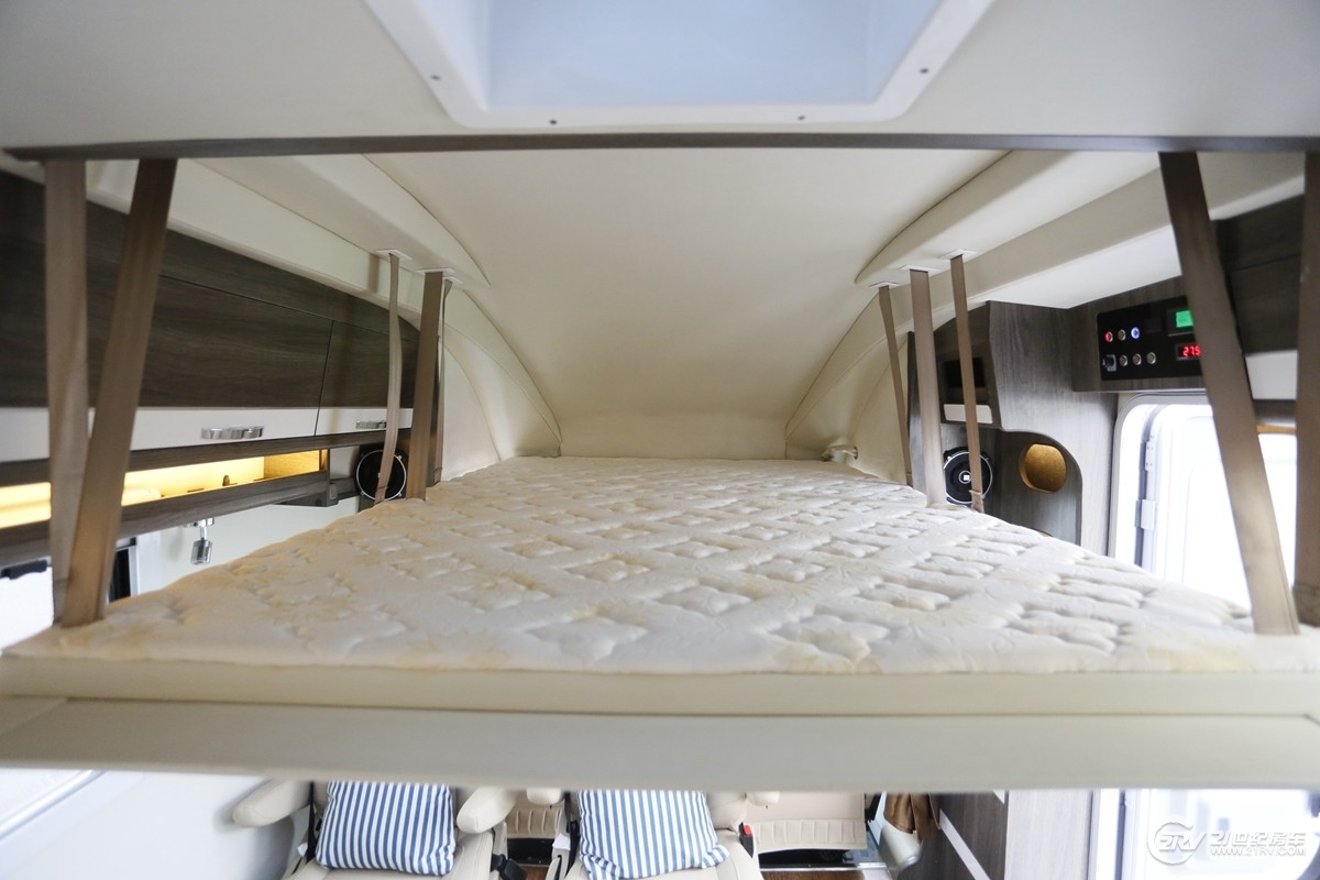 乘客门侧装有电动吊床升降开关,按钮上有指示标志.