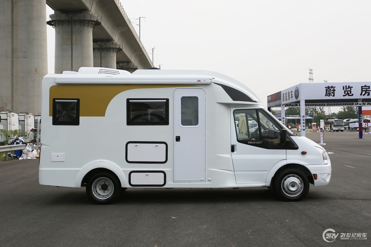 6万的它简约不简单 飞翔福特全顺小额头房车实拍