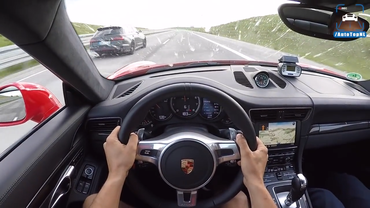 保时捷911高速狂飙,前面的奥迪rs6赶紧主动让道!