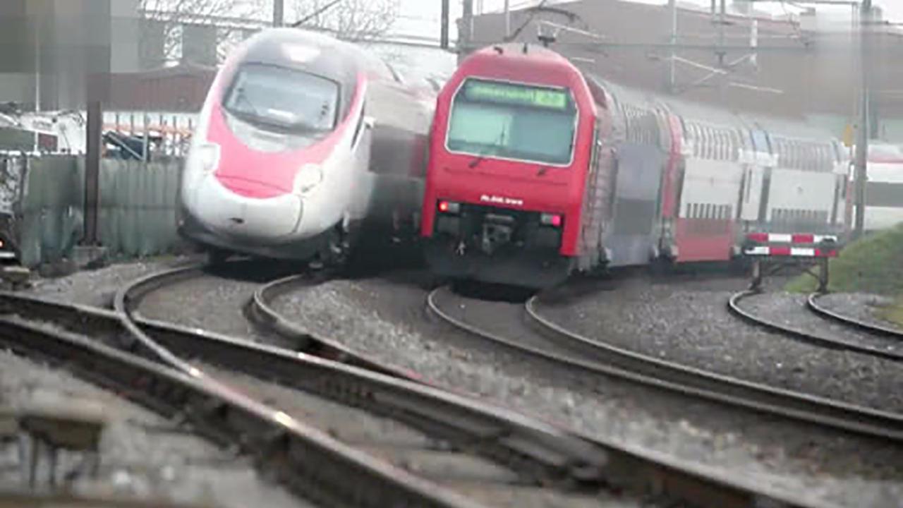 为什么坐火车时,经常是两列车对开,却很少见到同向超车?