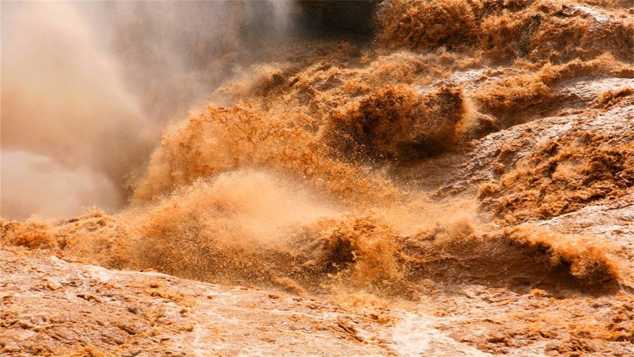 黄河每年携10亿吨沙成悬河,为何不把沉积泥沙挖走,让水位下移?