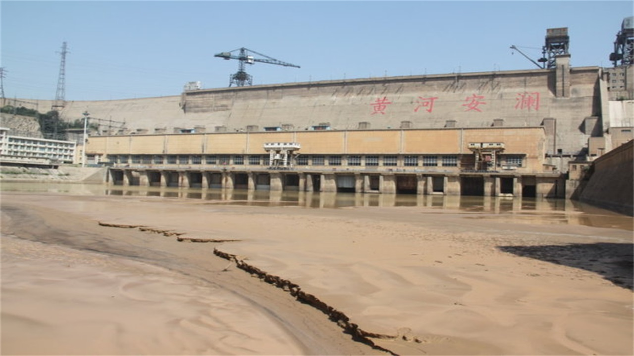 黄河每年携10亿吨沙成悬河,为何不把沉积泥沙挖走,让水位下移?