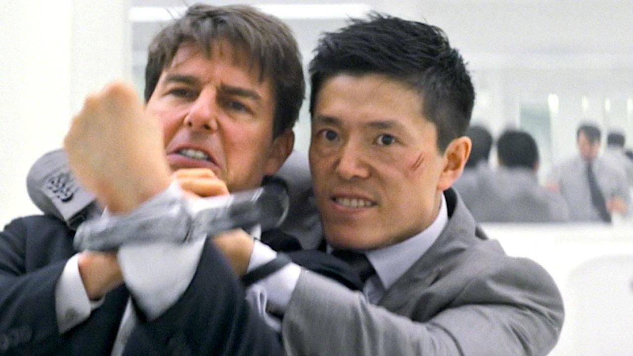 本来赤手空拳的三个人,lark占绝对上风,并且已经控制住伊森,但千钧