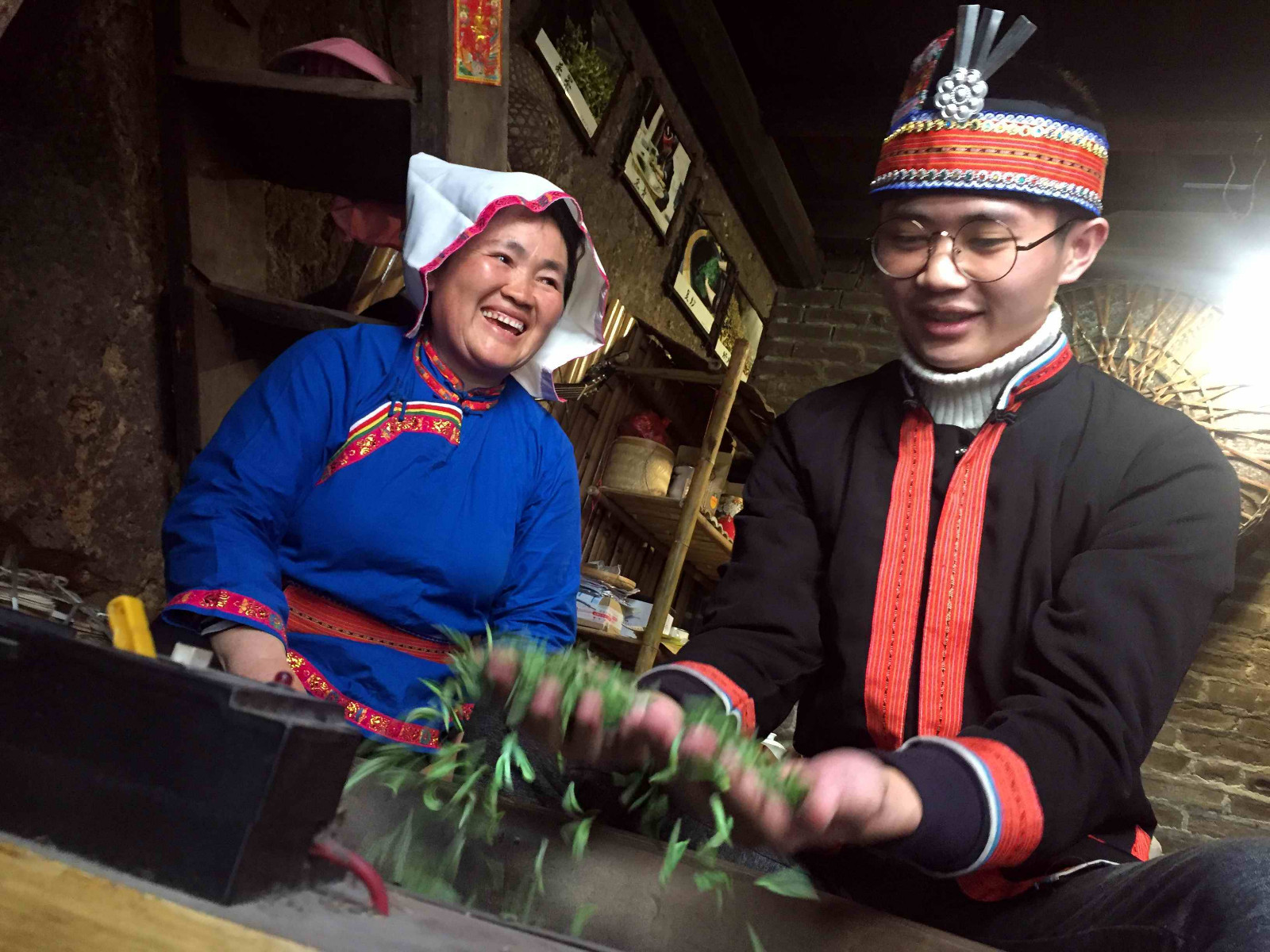 广西这大山里的阿妈用瑶族传统做的春茶,真的好香!