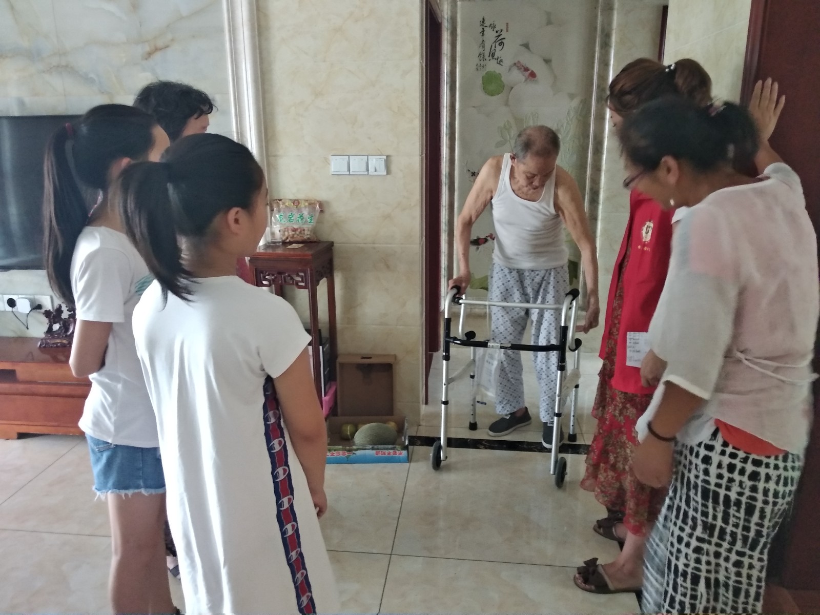 榭丽社区青少年志愿者慰问老人活动