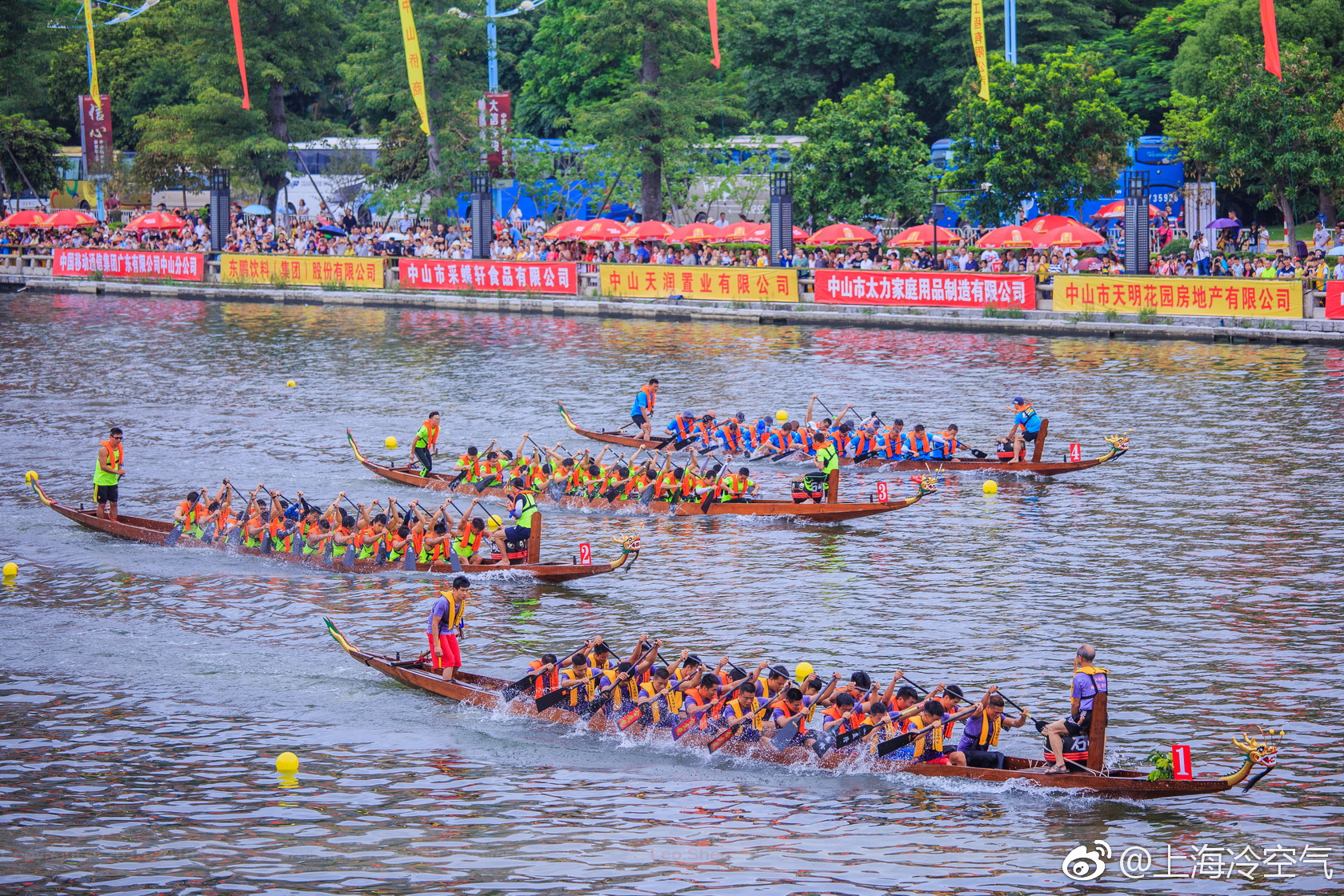每逢端午节包粽子赛龙舟