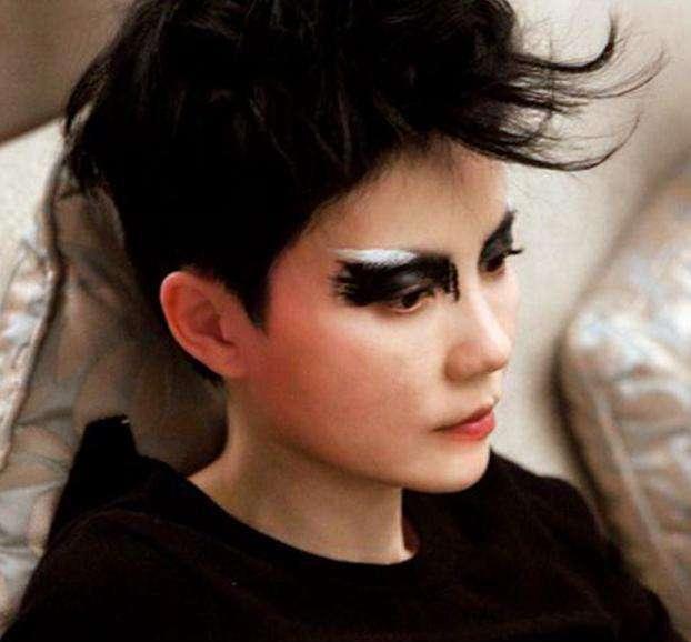 方脸王菲灵气短发, 造就49岁不老传奇!