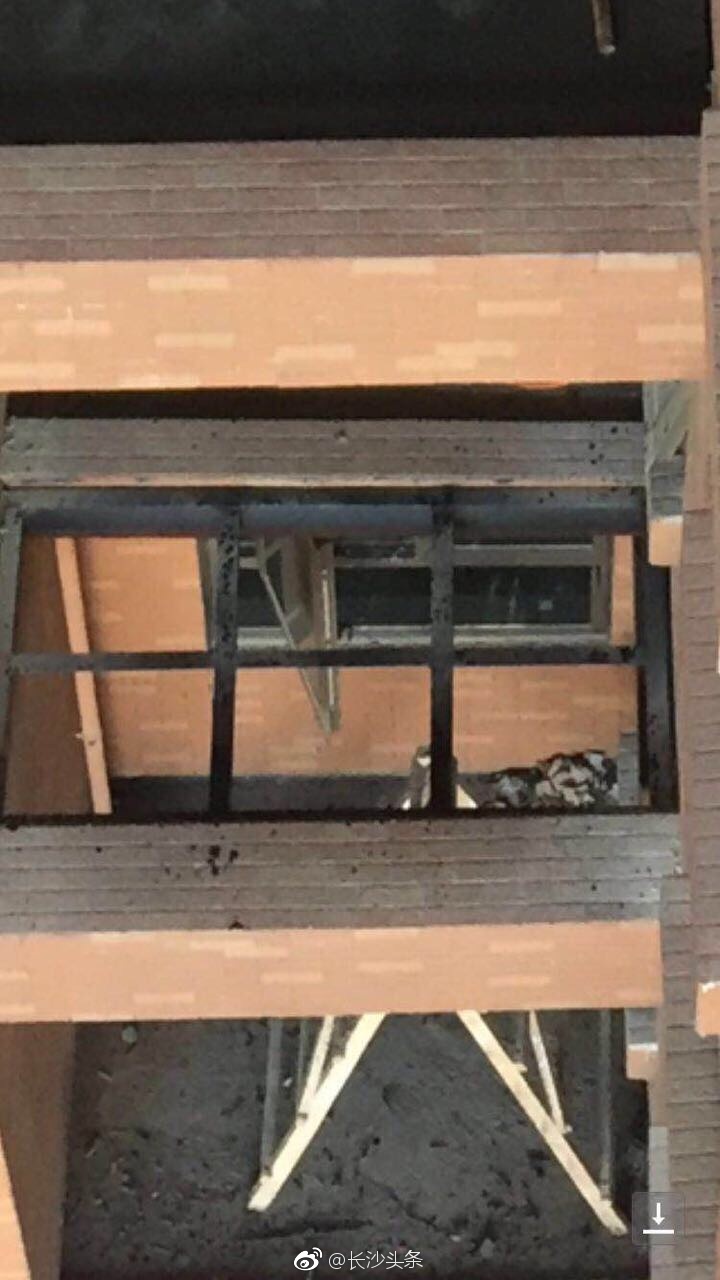 高层小区业主将天井封闭搭违建 已发生过火灾[衰]