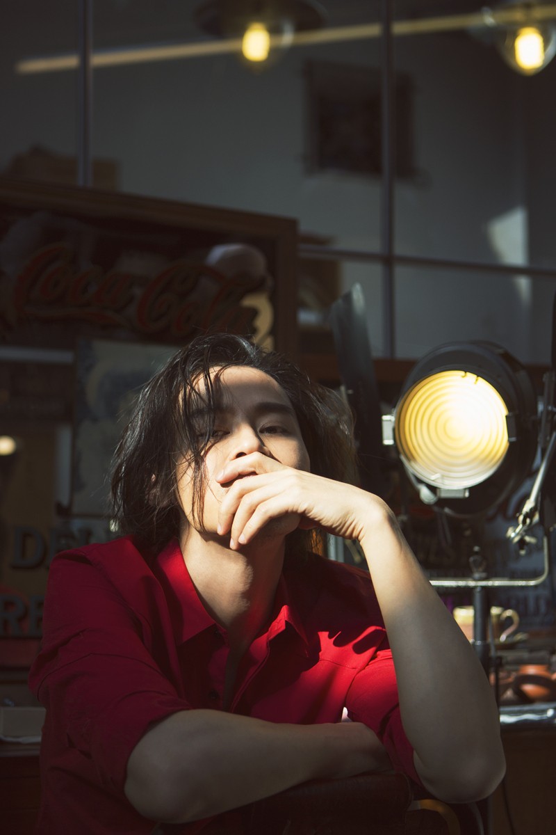 程皓枫红色写真秀性感八块腹肌夺人眼球