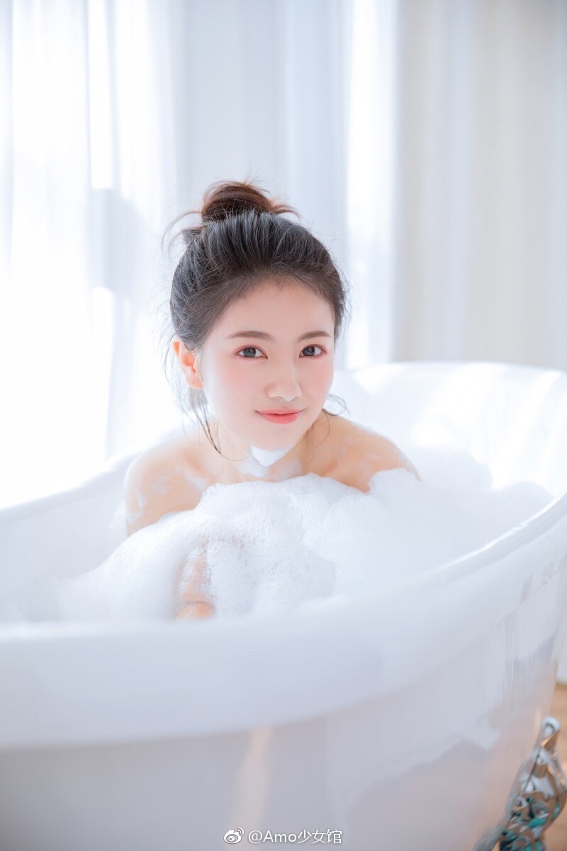 性感妹妹浴缸泡泡浴摄影写真