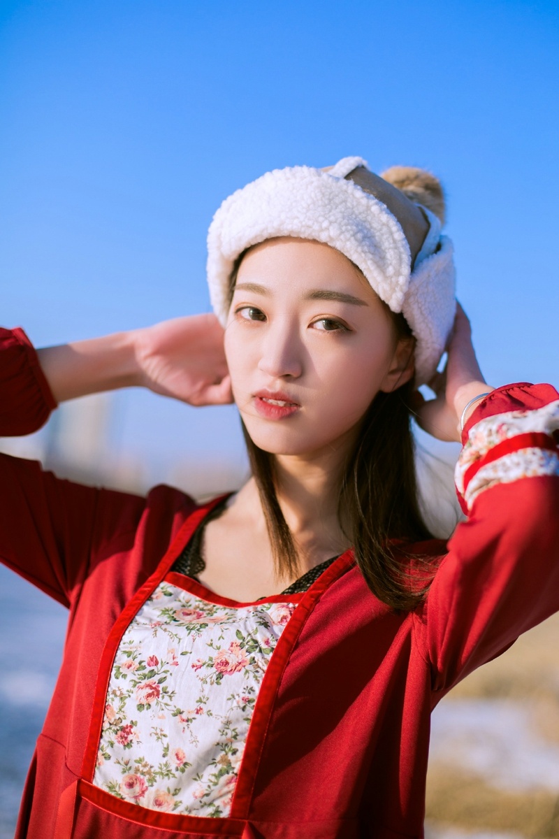 冬日暖阳下民族风红衣少女养眼写真集 @微相册 @微博摄影