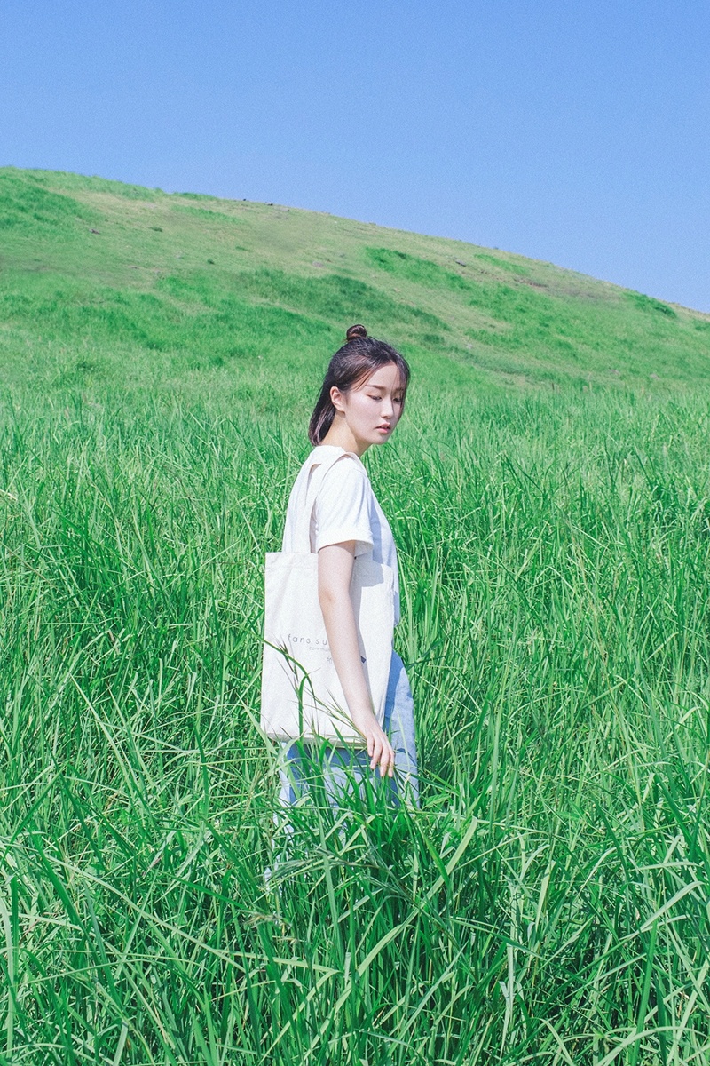 空阔草原上的清爽单调干净美女写真集67676767微相册微博摄影