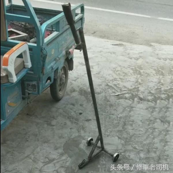 修车师傅用废铁管和旧轴承,自制简易"千斤顶",简单又实用!