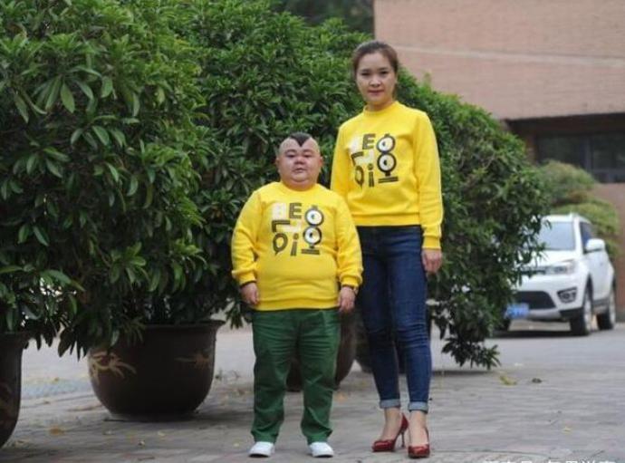1.2米小男人离婚后娶高个妻子,夫妻6套房一幢别墅