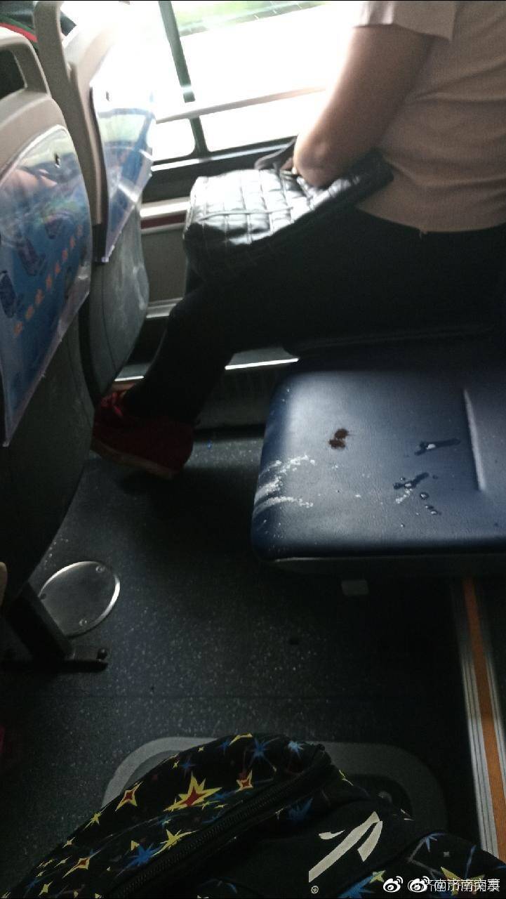 网友称济南一女子往公交车座位上吐吐沫撒药物