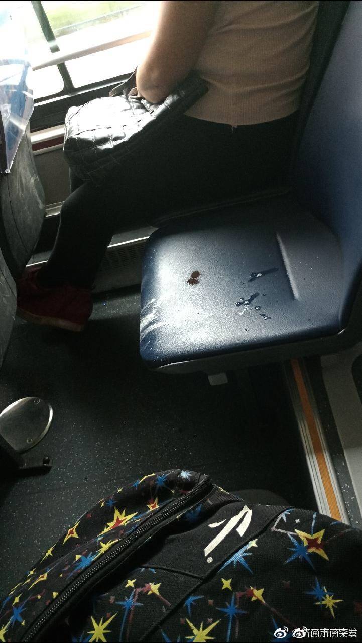 网友称济南一女子往公交车座位上吐吐沫撒药物