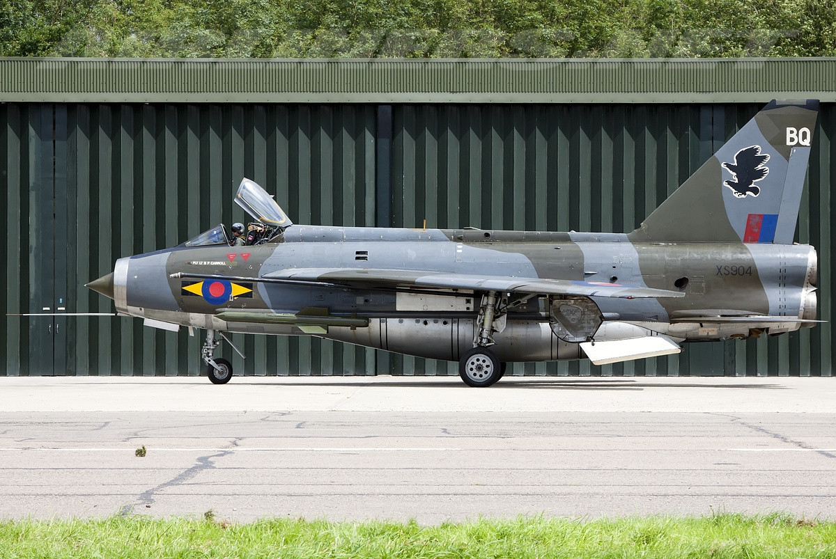 早期的喷气式战斗机样子都很丑啊,典型之一英国"闪电式"战斗机