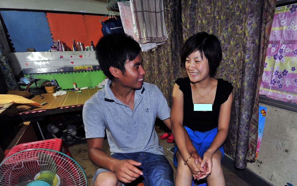 农村小夫妻远赴千里打工 5000元买废旧车改"房车" 辛苦也甜蜜