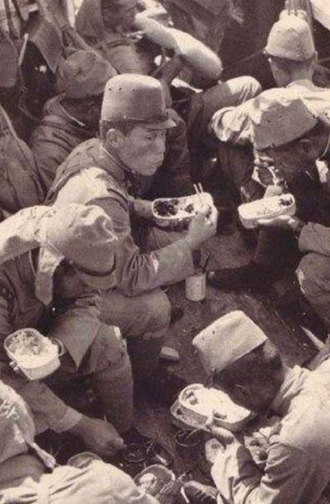 老照片日军士兵吃抢来的西瓜高级军官聚餐庆祝战争胜利