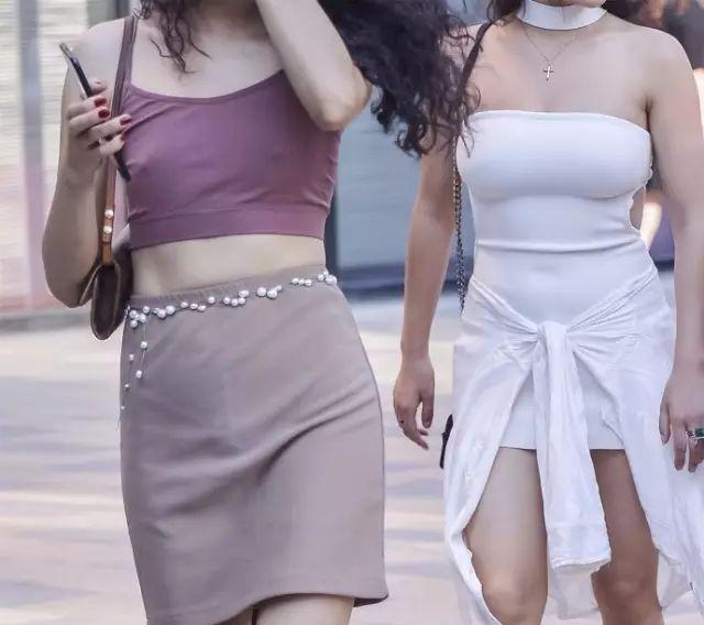 街拍: 有亮点! 这个妹子卷发,细腿还有.