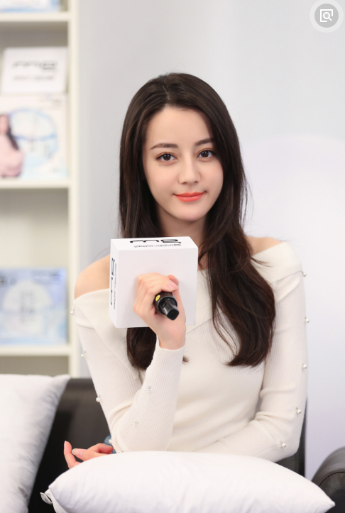 迪丽热巴大秀好身材,吊带长裙超吸睛,一颦一笑展现性感.