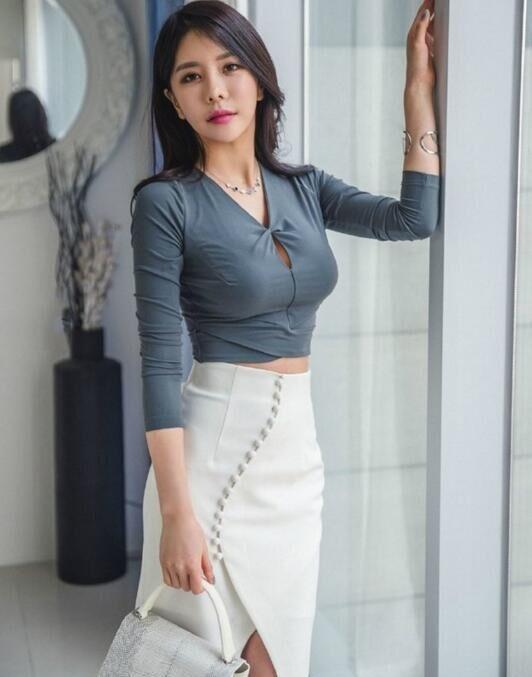 美女白领ol职业装紧身衬衣搭白百长裙气质逼人