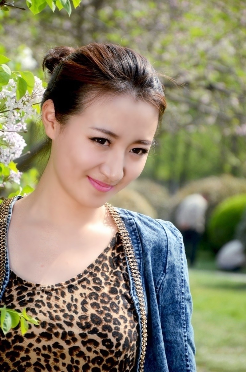 一个人走在山间里的成熟美素雅女子