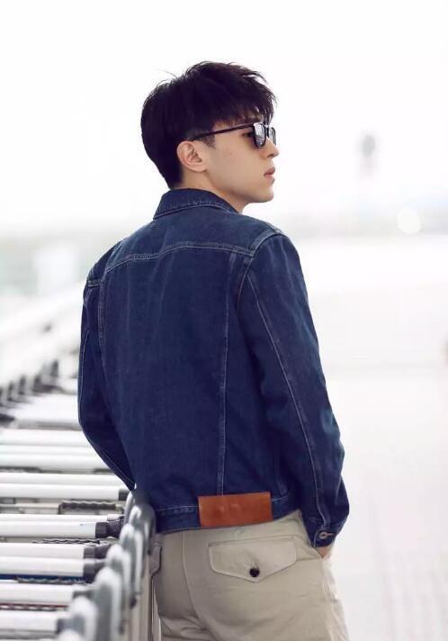 当红男偶像的背影照,帅气难遮,杨洋or邓伦,你最想背后抱住谁?