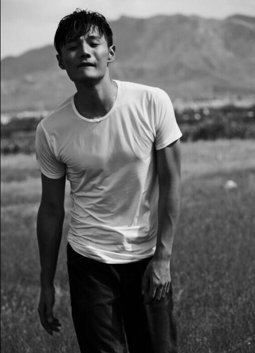 李荣浩是作音乐的李白,是灯光下的模特