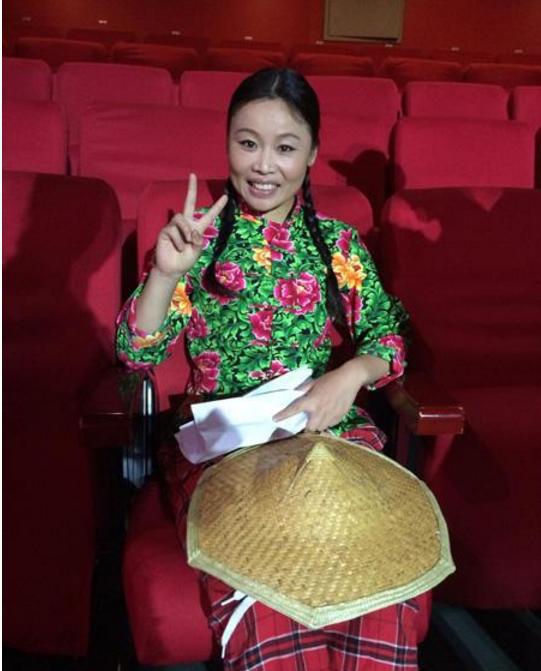 她曾经是种地的,随时举个"茄子"当个话筒,如今很火!