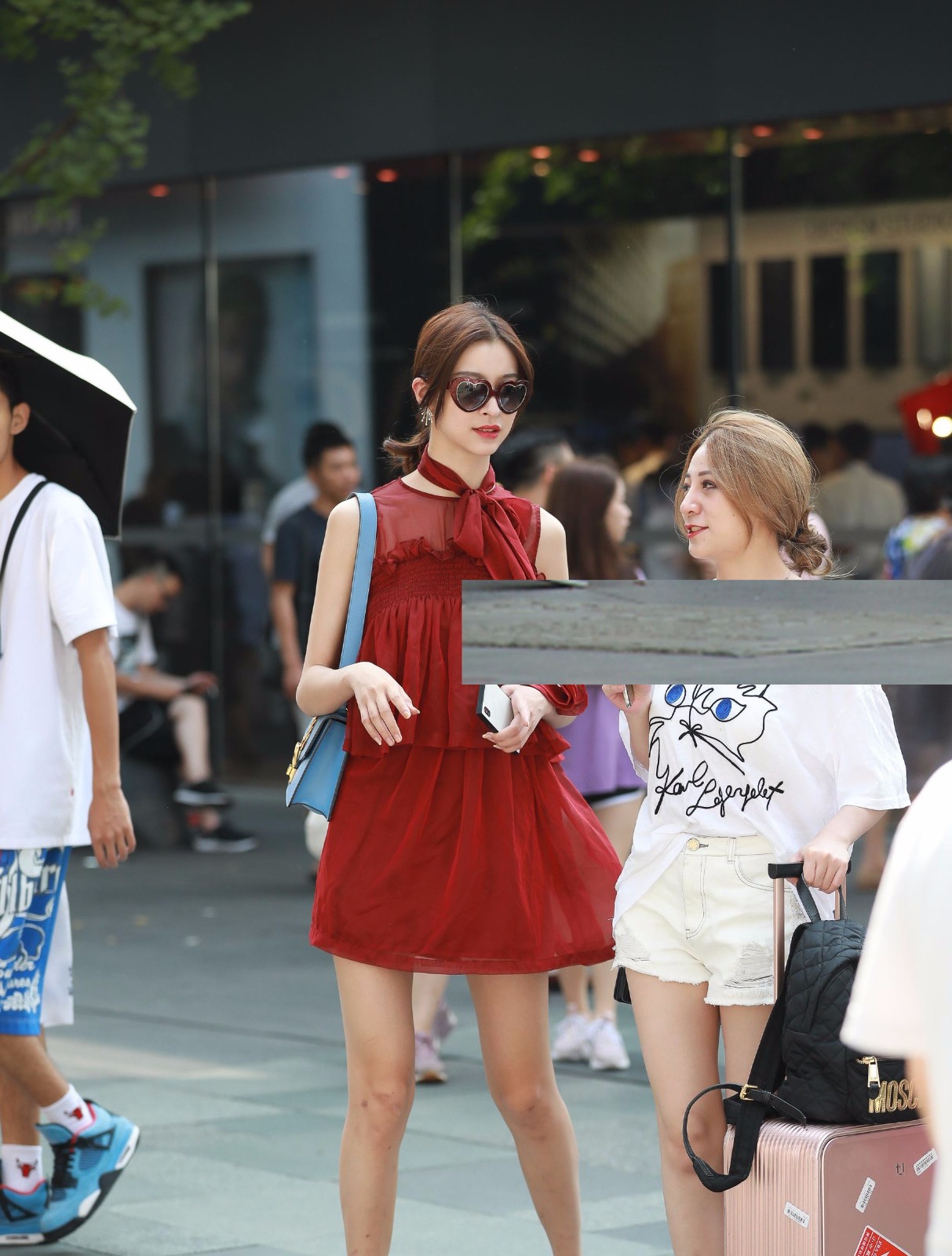 街拍一身红的美女出门逛街这样的穿着让你赚足回头率