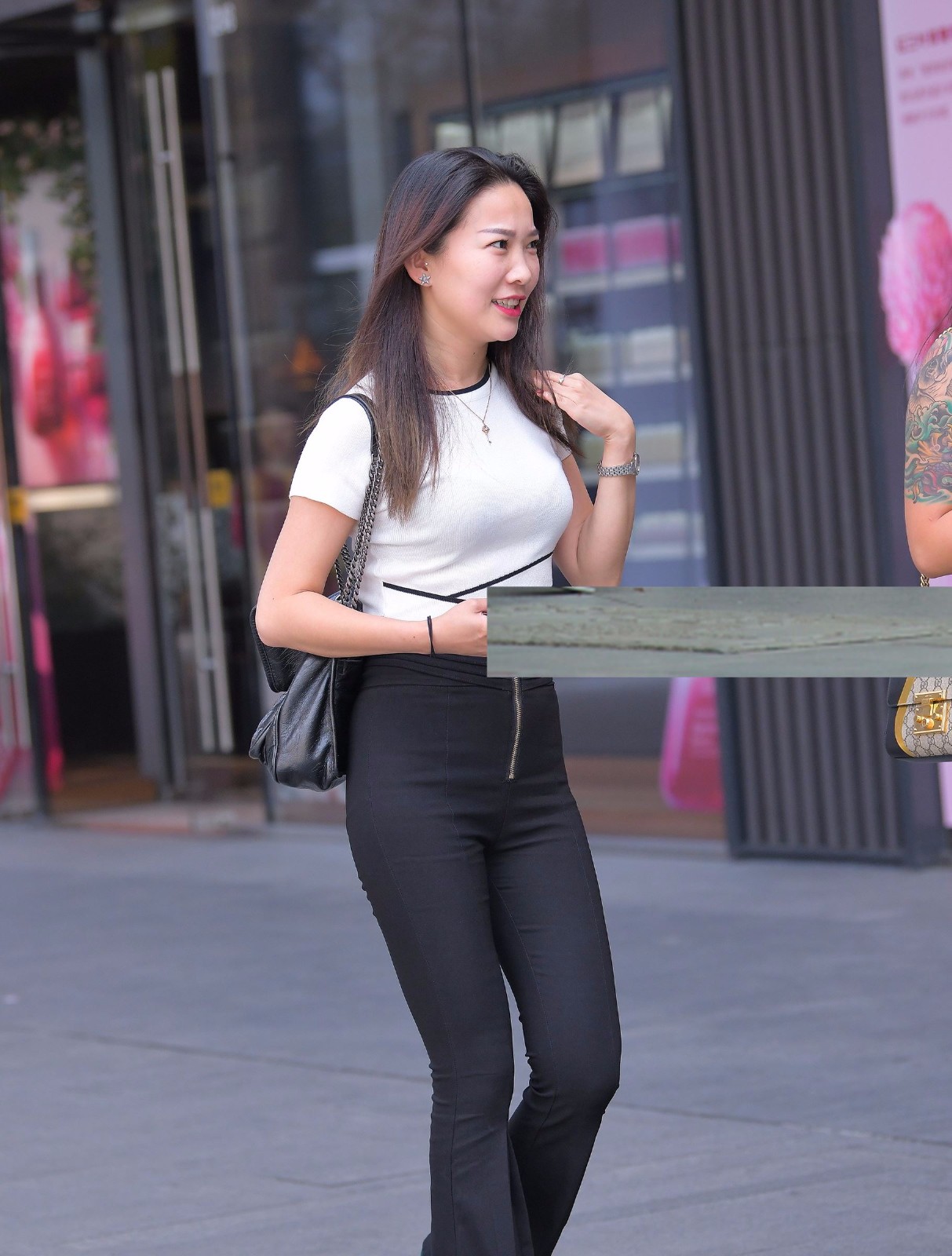 街拍,迷人紧身黑裤的美女,没想到会这么漂亮