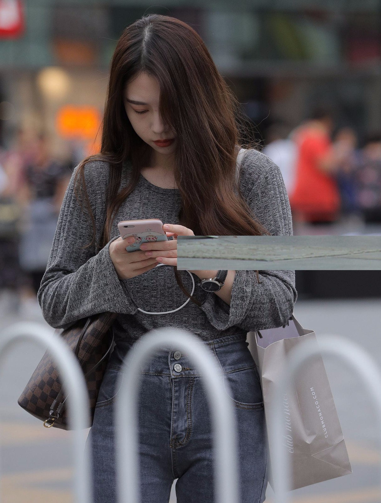 街拍:小姐姐玩手机的样子好可爱,比迪丽热巴还漂亮