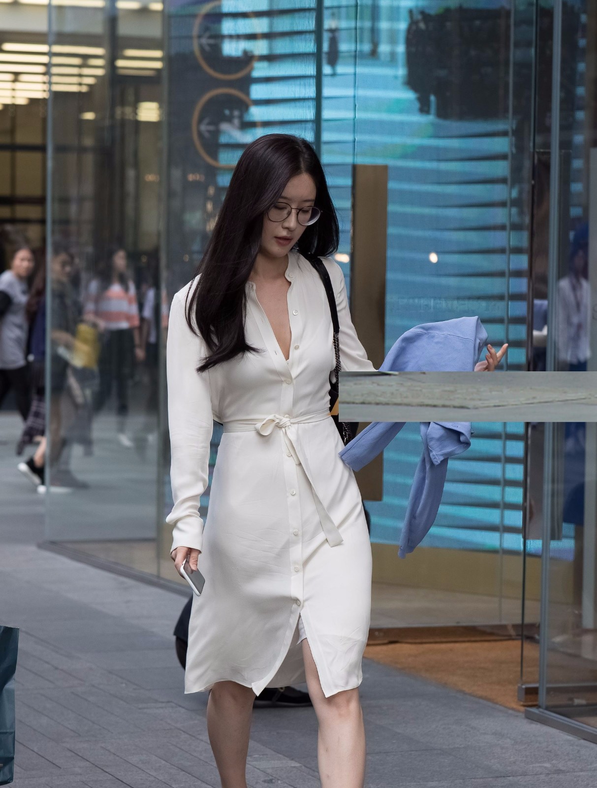 街拍美女一身白的姐姐走路有御姐风范比周迅还漂亮