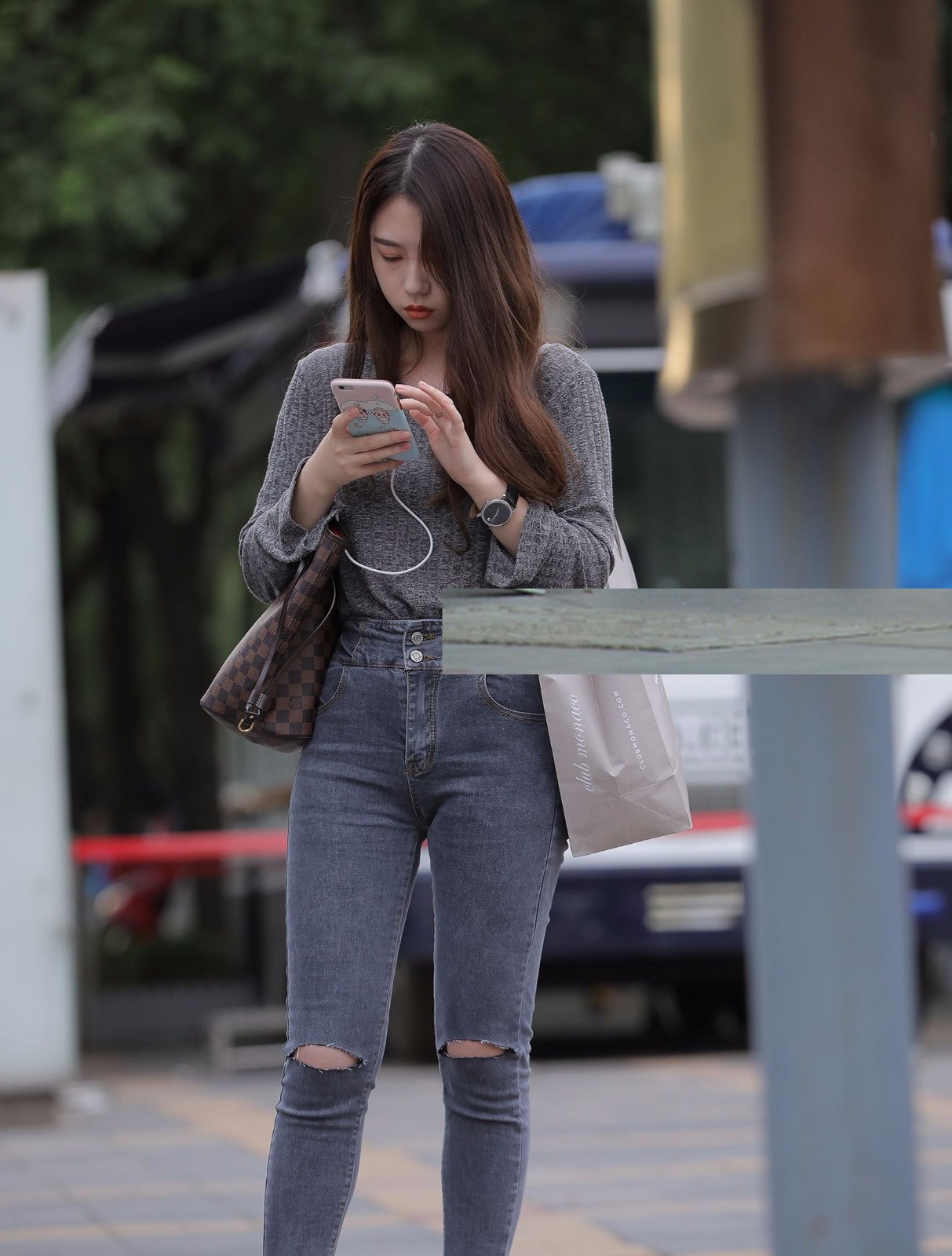 街拍:小姐姐玩手机的样子好可爱,比迪丽热巴还漂亮