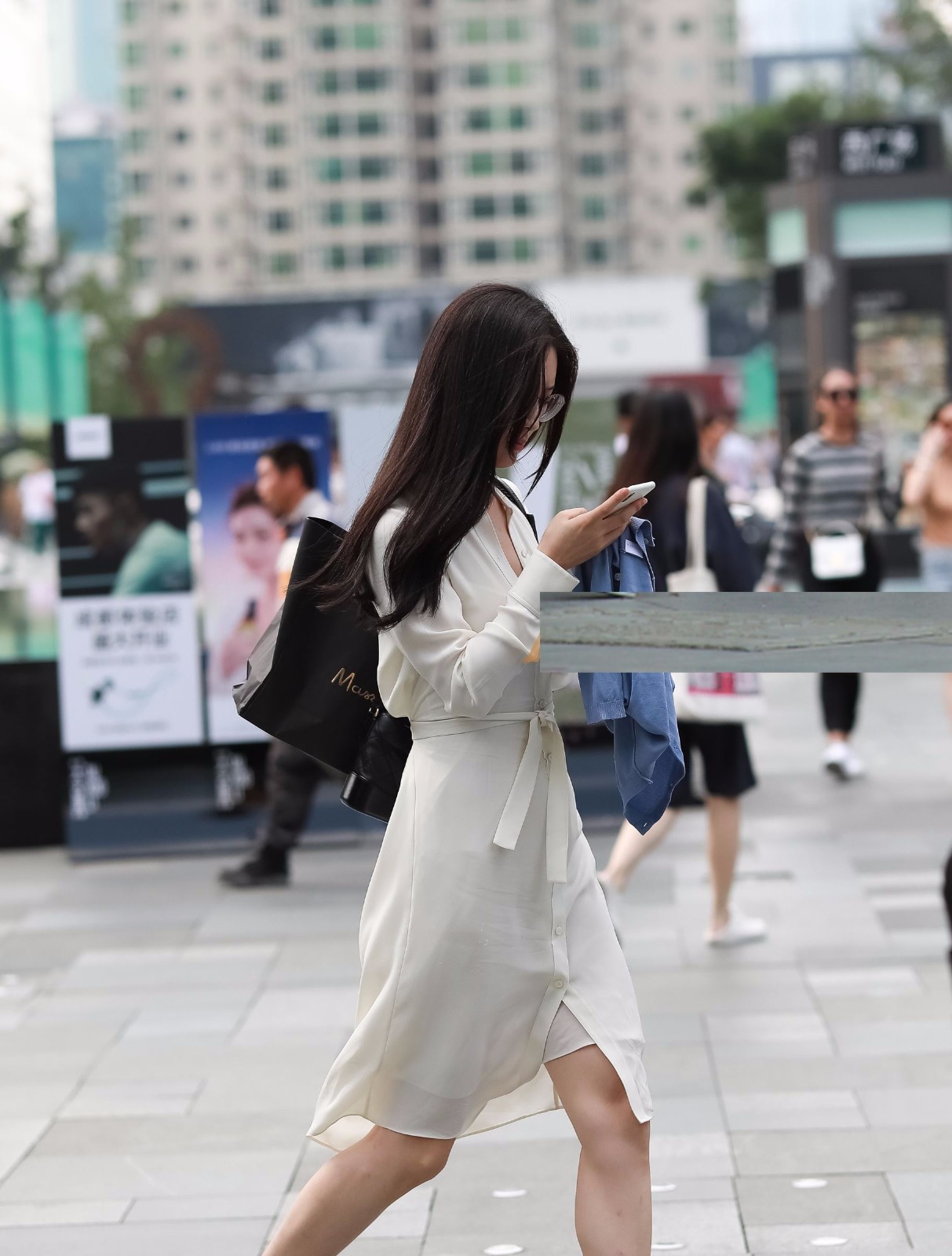 街拍美女,一身白的姐姐,走路有御姐风范,比周迅还漂亮